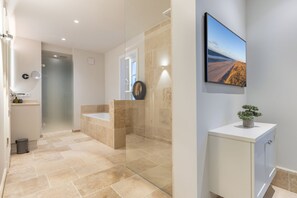 Dusche, Haartrockner, Handtücher, Seife