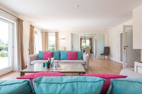 Televisión, chimenea y estéreo 