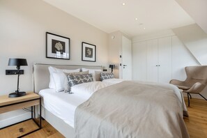 4 slaapkamers, een bureau, een strijkplank/strijkijzer, wifi