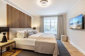 4 bedrooms, desk, iron/ironing board, WiFi