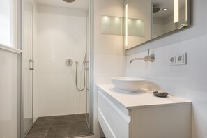 Dusj, hårføner, håndklær og såpe