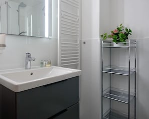 Dusche, Haartrockner, HandtĂŒcher, Seife