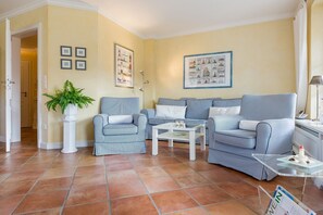 Télévision, lecteur de DVD, chaîne hi-fi