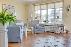 Fernseher, DVD-Player, Stereoanlage