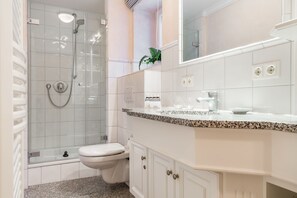 Dusche, Haartrockner, Handtücher, Seife