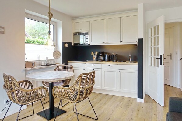 Fridge, stovetop, coffee/tea maker, electric kettle - Friesische Str. 25a - Whg. 4 - Dieses Gemütliche Wohlfühl-domizil Erwartet Sie im Herzen der Insel (Sylt)