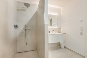Dusche, kostenlose Toilettenartikel, Haartrockner, Handtücher