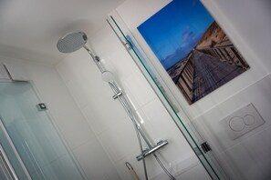 Shower, hair dryer, towels, soap - Beachhouse Lornsen-hof, App 7 - Lage, Lage, Lage! Das Beachhouse Lornsenhof Müssen Sie Einfach (Sylt)