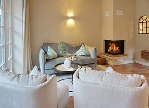 Fernseher, Kamin, Stereoanlage