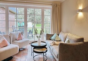 Fernseher, Kamin, Stereoanlage