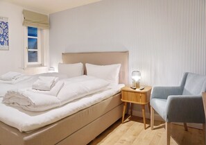 2 slaapkamers, een bureau, een strijkplank/strijkijzer, wifi