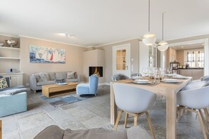 Fernseher, Kamin, Stereoanlage