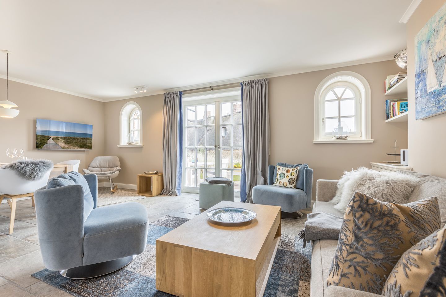 TV, fireplace, stereo