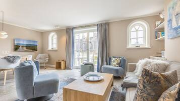 TV, fireplace, stereo