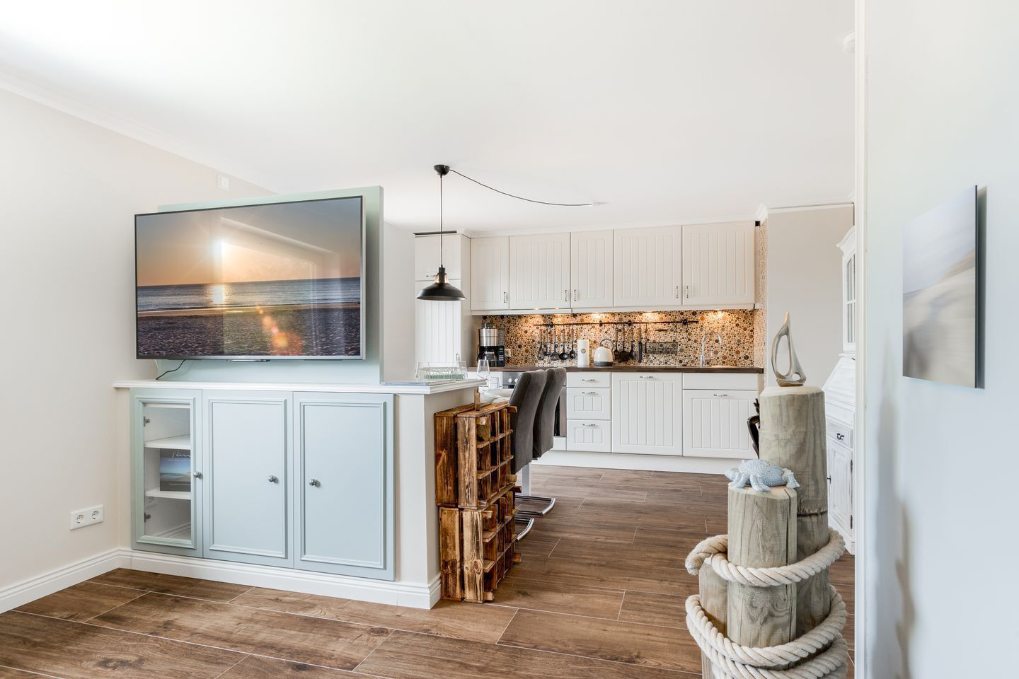 Een koelkast, een oven, een kookplaat, een vaatwasser