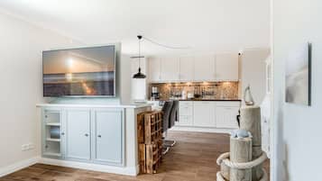 Een koelkast, een oven, een kookplaat, een vaatwasser