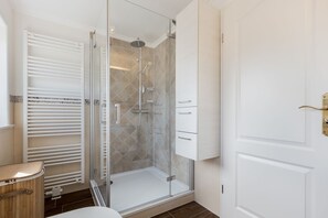 Regadera, amenidades de baño gratuitas, secadora de cabello, toallas 