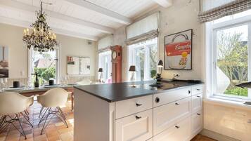 Een koelkast, een kookplaat, een vaatwasser