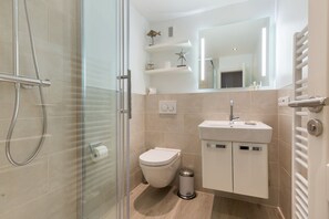 Douche, sĂšche-cheveux, serviettes fournies, savon