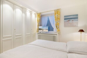 2 bedrooms, iron/ironing board, WiFi, bed sheets - Christa, App. 1 - First-class Suiten in Bestlage (Wenningstedt-Braderup (Sylt))