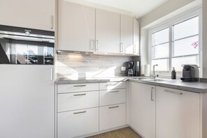 Fridge, stovetop, dishwasher, coffee/tea maker - Auszeit, App. 4 - 3-raum Appartement im Ober- und Dachgeschoss mit ca. 55 m² Nutzfläche (Wenningstedt-Braderup (Sylt))