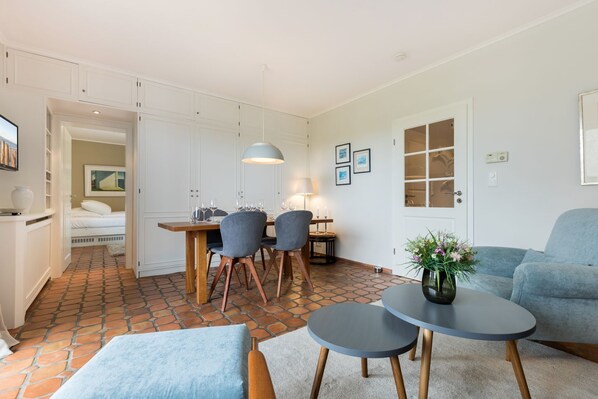 Unclassified image, 1 of 21, button