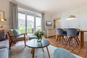 Unclassified image, 3 of 21, button