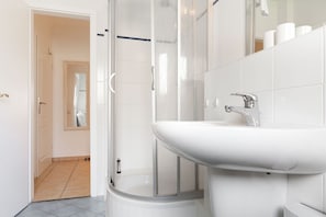 Dusj, hårføner, håndklær og såpe