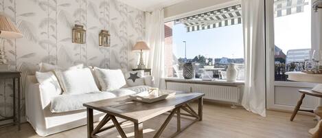 Fernseher, DVD-Player, Stereoanlage