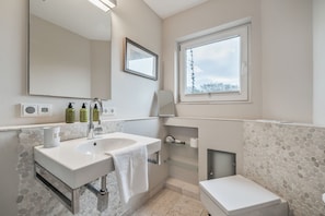Shower, hair dryer, towels, soap - Inselliebe, App. 18 - Inselliebe Pur! Viel Mehr Sylt-style Können Sie Nicht Buchen (Wenningstedt-Braderup (Sylt))