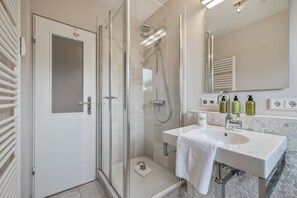 تجهيزات دش، مجففات شعر، مناشف، صابون