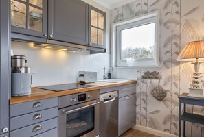 Kjøleskap, ovn, kokeplater og oppvaskmaskin