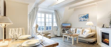 テレビ、DVD プレーヤー、ステレオ