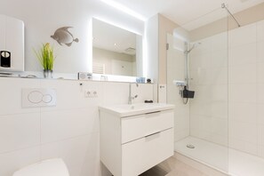 Shower, hair dryer, towels, soap - Stranddistel, App. 1 - Design Kleinod für Preisbewusste, in Bester, Zentraler Lage (Wenningstedt-Braderup (Sylt))