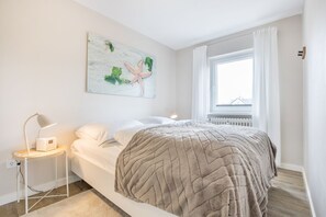 1 bedroom, iron/ironing board, WiFi, bed sheets - Stranddistel, App. 1 - Design Kleinod für Preisbewusste, in Bester, Zentraler Lage (Wenningstedt-Braderup (Sylt))
