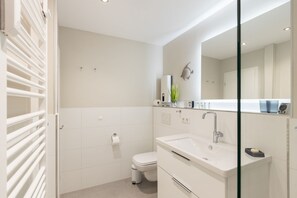 Shower, hair dryer, towels, soap - Stranddistel, App. 1 - Design Kleinod für Preisbewusste, in Bester, Zentraler Lage (Wenningstedt-Braderup (Sylt))