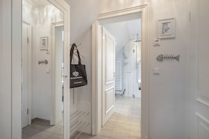 Douche, sèche-cheveux, serviettes fournies, savon