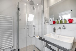 Douche, sèche-cheveux, serviettes fournies, savon