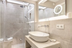 Dusche, kostenlose Toilettenartikel, Haartrockner, Handtücher