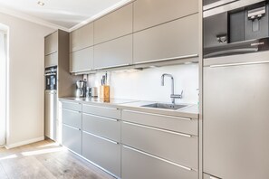 Fridge, stovetop, dishwasher, coffee/tea maker - Landhaus Berthin-bleeg, App. 6 Horizont - Im Herzen von Wenningstedt Erwartet Sie das Landhaus (Wenningstedt-Braderup (Sylt))