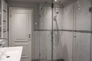 Shower, hair dryer, towels, soap - Landhaus Berthin-bleeg, App. 4 Buhne 4 - Top Lage. Luxuriöse Ausstattung. Wellness im Hause (Wenningstedt-Braderup (Sylt))