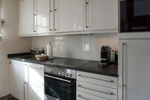 Fridge, microwave, oven, stovetop - Landhaus Berthin-bleeg, App. 4 Buhne 4 - Top Lage. Luxuriöse Ausstattung. Wellness im Hause (Wenningstedt-Braderup (Sylt))
