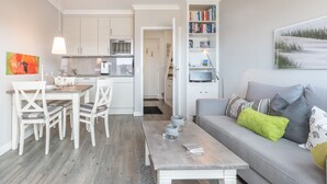 Un apartamento moderno con comedor, cocina y sala de estar.