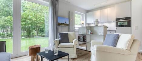 Een televisie en een stereo