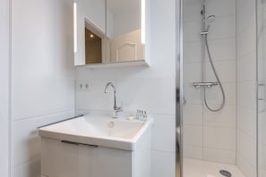 Dusche, Haartrockner, HandtĂŒcher, Seife
