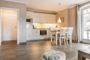 冷蔵庫、電子レンジ、オーブン、コンロ