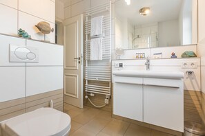 Shower, hair dryer, towels, soap - Landhaus Berthin-bleeg, App. 7 Lichtblick OG Rechts - Zwei Raum Appartement im 1. OG auf Einer Ebene (Wenningstedt-Braderup (Sylt))