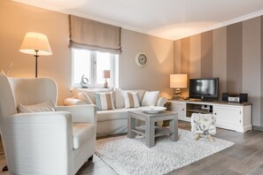 TV, DVD player, stereo - Landhaus Berthin-bleeg, App. 7 Lichtblick OG Rechts - Zwei Raum Appartement im 1. OG auf Einer Ebene (Wenningstedt-Braderup (Sylt))