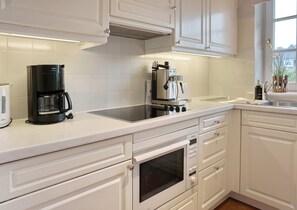 Réfrigérateur, plaque de cuisson, lave-vaisselle, cafetière/bouilloire