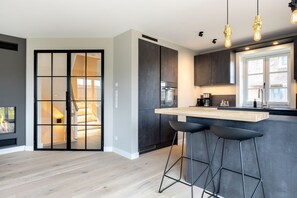 Kjøleskap, ovn, kokeplater og oppvaskmaskin